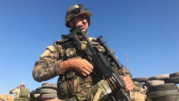 Бойцы сирийской армии во время наступления к востоку от города Дейр-эз-Зор в районе кладбищ - Sputnik Армения