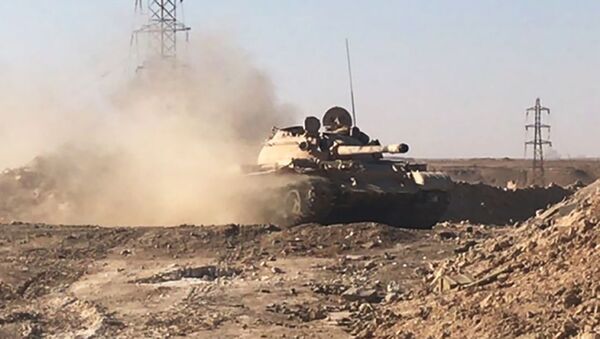 Военная техника сирийской армии во время наступления к востоку от города Дейр-эз-Зор в районе кладбищ - Sputnik Արմենիա