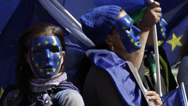 Молодые люди в масках ЕС - Sputnik Արմենիա