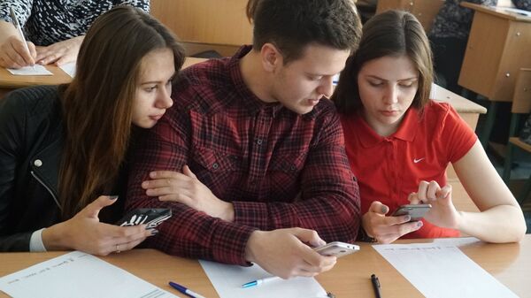 Студенты со смартфонами - Sputnik Արմենիա