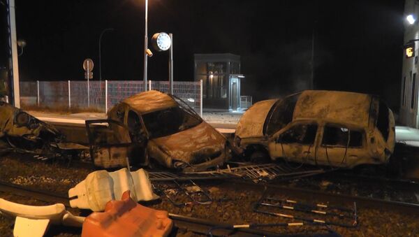 СПУТНИК_Беспорядки во французском Муаране: сожженные автомобили и груды мусора - Sputnik Армения