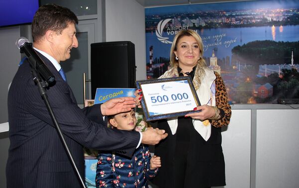 «Վորոնեժ» միջազգային օդանավակայանի 500.000-րդ ուղևորը Հայաստանի քաղաքացի Զարուհի Հակոբյանն է «Վորոնեժ» միջազգային օդանավակայանի 500.000-րդ ուղևորը Հայաստանի քաղաքացի Զարուհի Հակոբյանն է - Sputnik Արմենիա