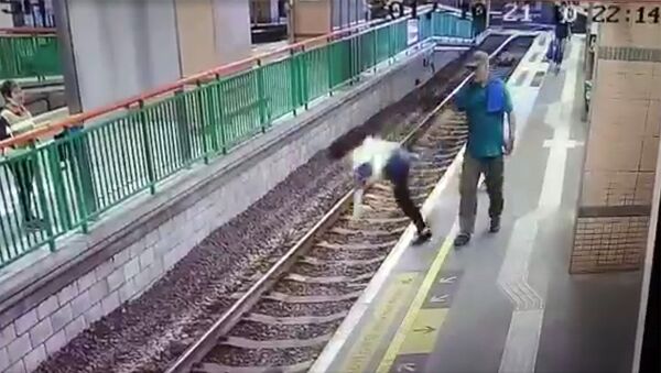 В Гонконге прохожий беспричинно столкнул мужчину на рельсы в метро - Sputnik Армения