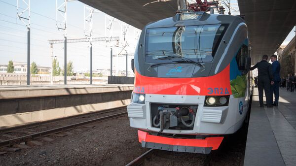 Новый современный электропоезд, привезенный из России в Ереван - Sputnik Արմենիա