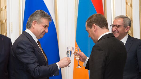 Дмитрий Медведев и Карен Карапетян - Sputnik Армения