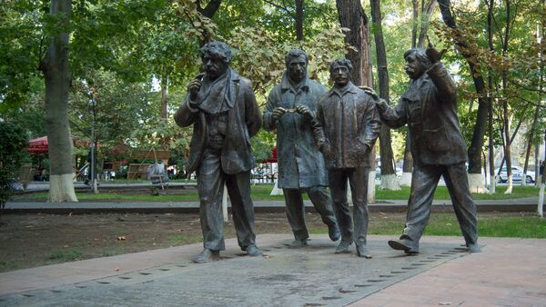 Мужчины - памятник главным персонажам  одноименного армянского комедийного фильма - Sputnik Արմենիա
