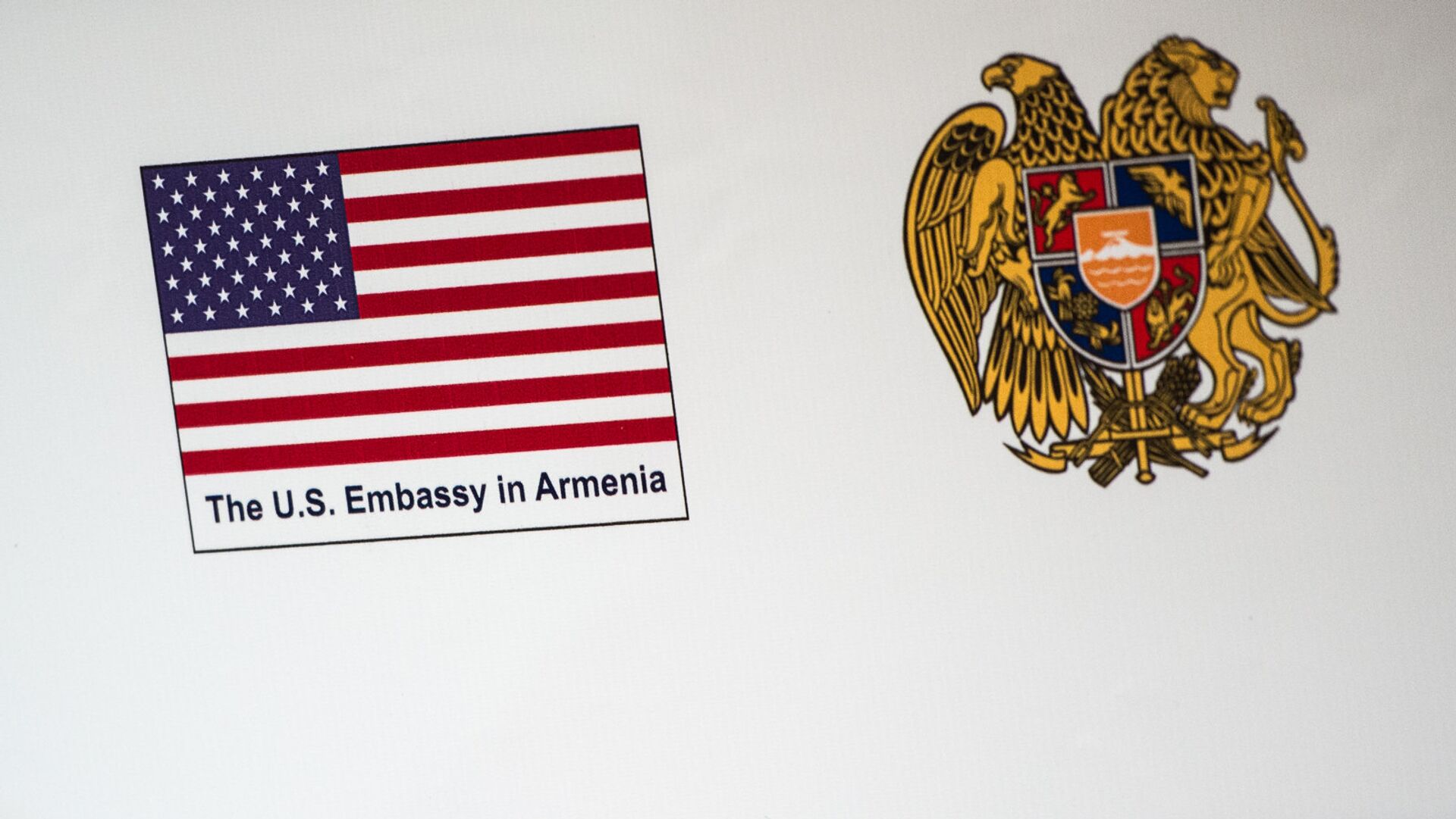 Флаг США и герб Армении - Sputnik Армения, 1920, 23.06.2022