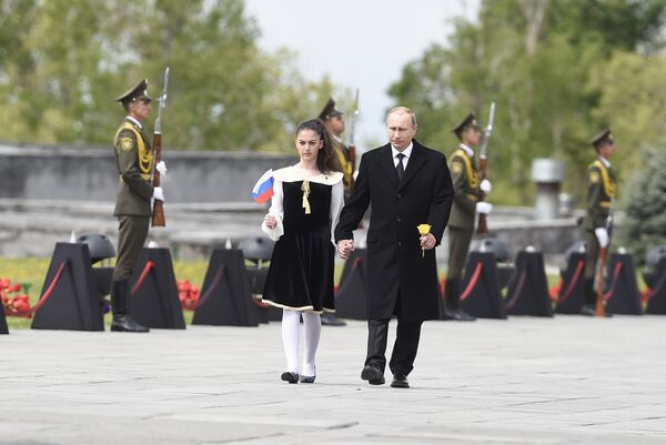 Владимир Путин в Мемориале жертв Геноцида армян в Цицернакаберде Владимир Путин в Мемориале жертв Геноцида армян в Цицернакаберде - Sputnik Արմենիա
