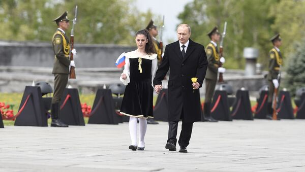 Владимир Путин в Мемориале жертв Геноцида армян в Цицернакаберде - Sputnik Արմենիա