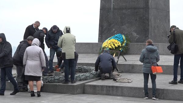 Неизвестные в Киеве залили цементом мемориал Вечный огонь - Sputnik Армения