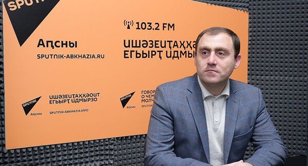 Ո՞ւմ են հայերը սատարում փոթորկված Աբխազիայում. պատմում է խորհրդարանի հայ փոխխոսնակը Ո՞ւմ են հայերը սատարում փոթորկված Աբխազիայում. պատմում է խորհրդարանի հայ փոխխոսնակը - Sputnik Արմենիա