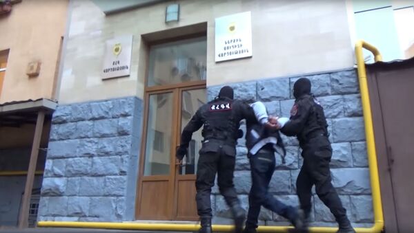 Полиция РА задержала грабителя с ножом, орудовавшего в ереванских лифтах - Sputnik Армения
