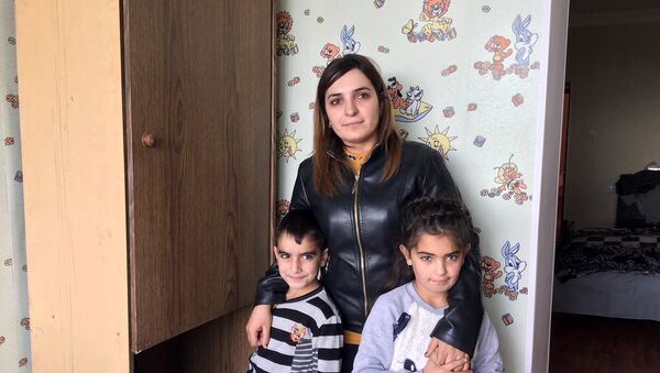 Регина Арустамян с детьми Карине и Ашотом в новой квартире - Sputnik Արմենիա