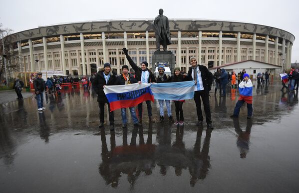Երկրպագուները` «Լուժնիկի» մարզադաշտի մոտ. Ռուսաստան–Արգենտինա ընկերական հանդիպում - Sputnik Արմենիա