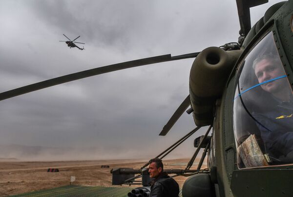 Экипаж вертолета на полигоне Харбмайдон во время совместных антитеррористических учений коллективных сил быстрого реагирования государств-членов ОДКБ в Таджикистане - Sputnik Армения