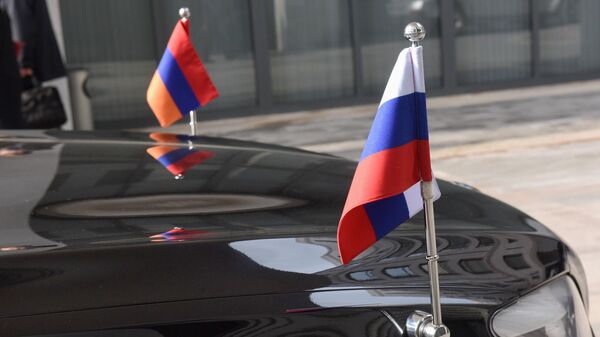 Հայաստանի և Ռուսաստանի դրոշները դիվանագիտական մեքենայի վրա - Sputnik Արմենիա