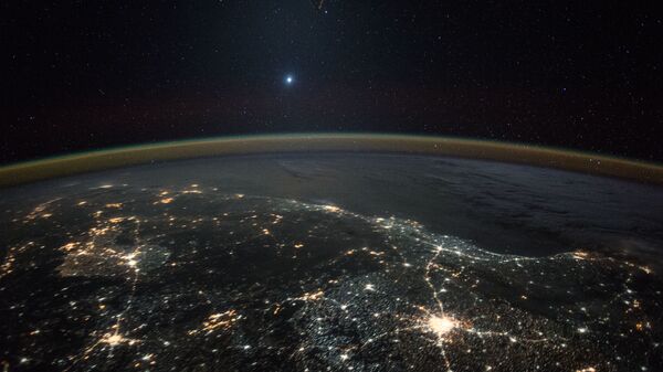 Снимок Венеры на фоне ночных огней Земли, полученное с Международной космической станции - Sputnik Армения