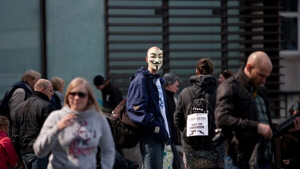 Молодой человек в маске Анонимус - Sputnik Արմենիա