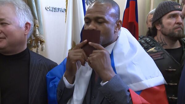 СПУТНИК_Боксер Рой Джонс поцеловал полученный паспорт гражданина РФ - Sputnik Армения