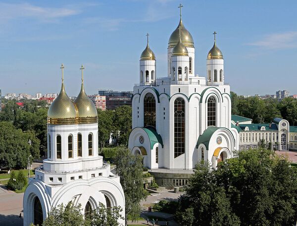 Собор Христа Спасителя (на заднем плане) и Церковь Петра и Февронии Собор Христа Спасителя (на заднем плане) и Церковь Петра и Февронии - Sputnik Армения