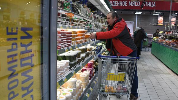 Покупатель в супермаркете - Sputnik Армения