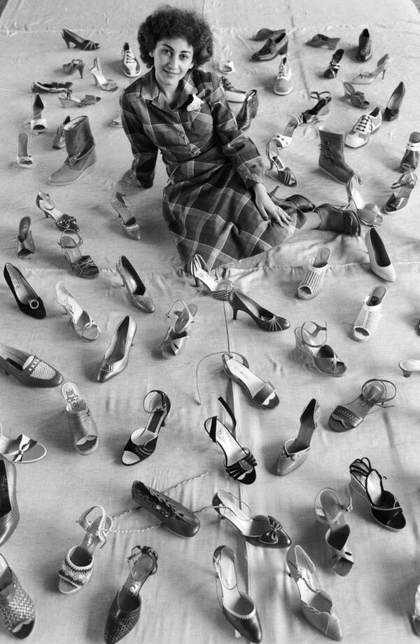 Работница фабрики демонстрирует продукцию Ереванского обувного объединения Масис. 1983 год. - Sputnik Армения