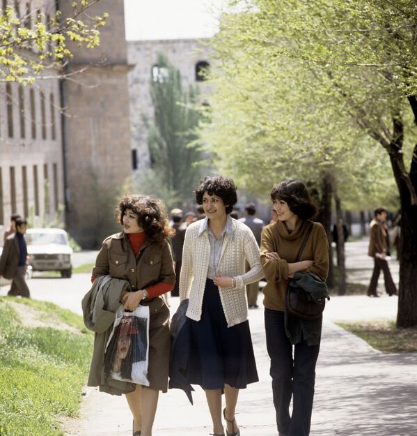 Студентки Ереванского государственного университета. Фотография 1981 года, Ереван. - Sputnik Армения