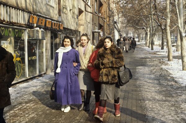 Представительницы прекрасного пола на улице Абовян. 1990 год, Ереван. - Sputnik Армения