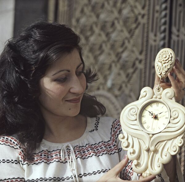 Девушка с настенными часами. Фотография 1980 года, Ереван. - Sputnik Армения