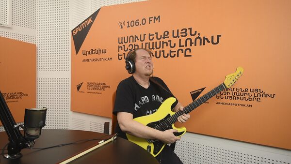 Норвежский джазовый гитарист, лучник Фроде Барт сыграл в эфире Sputnik Армения - Sputnik Армения