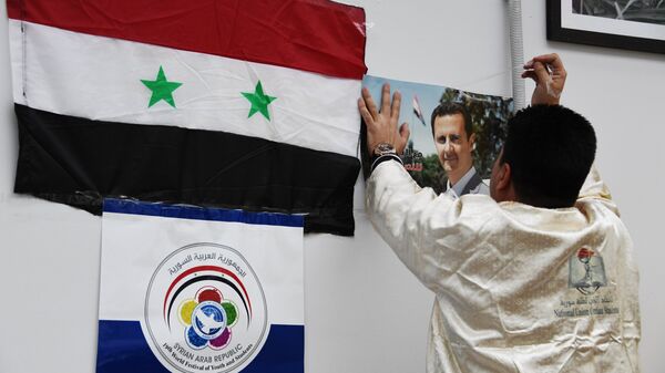 Флаг Сирийской Арабской Республики и портрет президента Башара Асада. Архивное фото. - Sputnik Армения