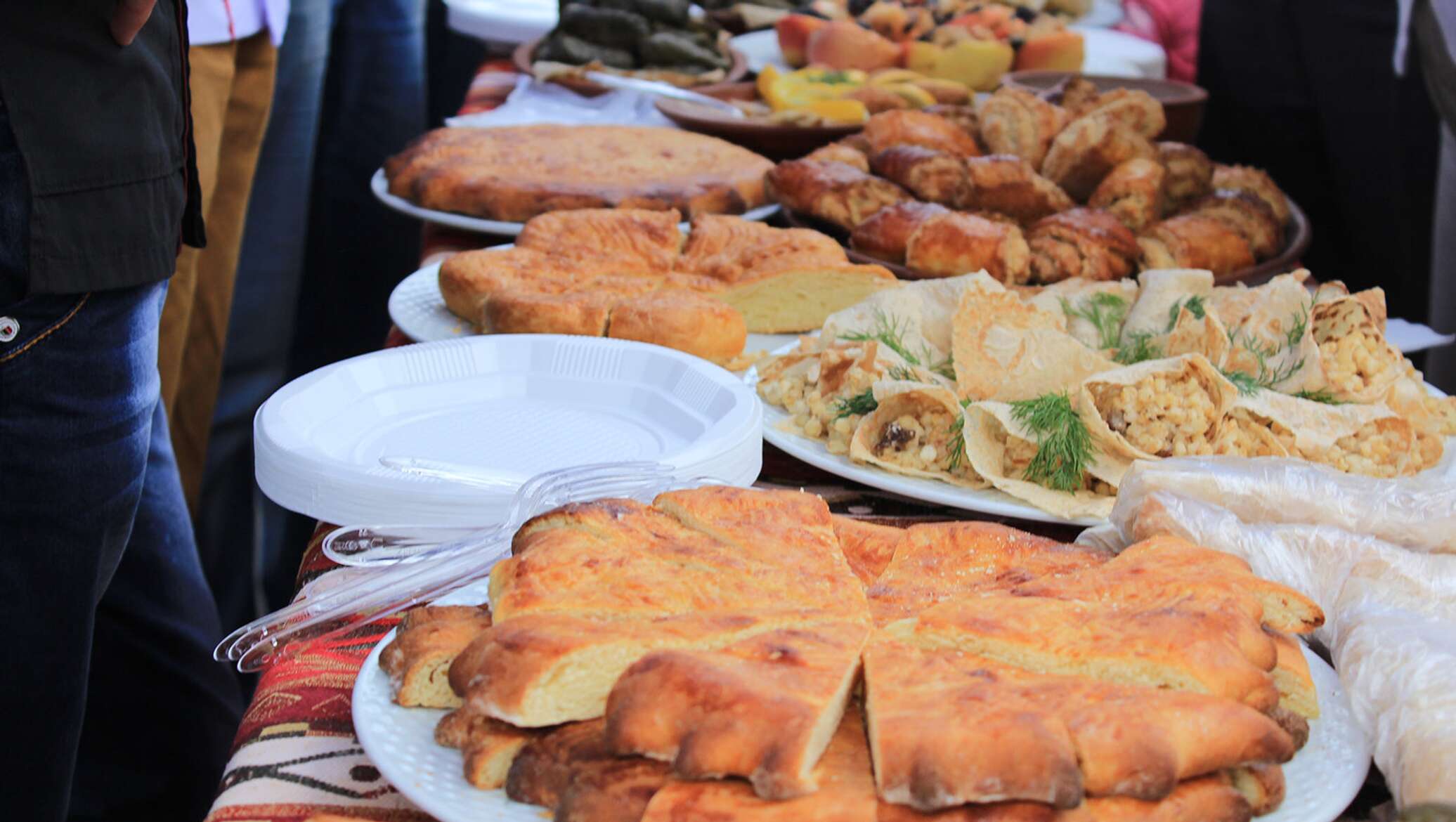 Грузинский накрытый стол. Кавказская кухня. Традиционный праздничный армянский стол. Красивый стол с едой. Армянский праздничный стол.