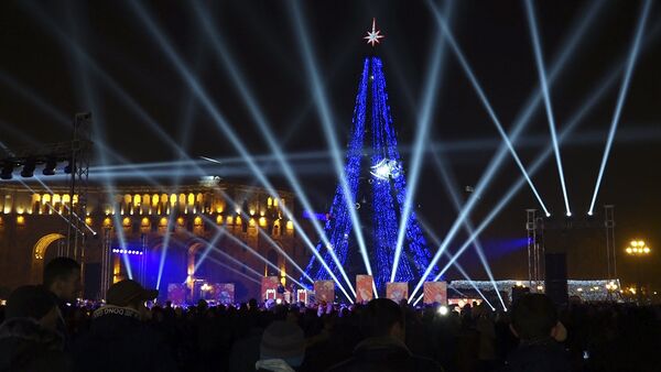 Церемония зажжения огней Главной новогодней елки  на площади Республики в Ереване - Sputnik Армения