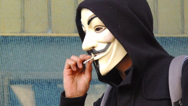Молодой человек в маске Анонимус - Sputnik Армения