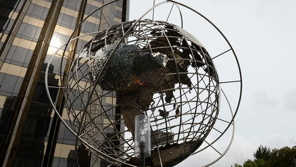 Скульптура глобуса на площади Коламбус-серкл в Нью-Йорке. На дальнем плане - международная гостиница и башня Трампа. - Sputnik Արմենիա