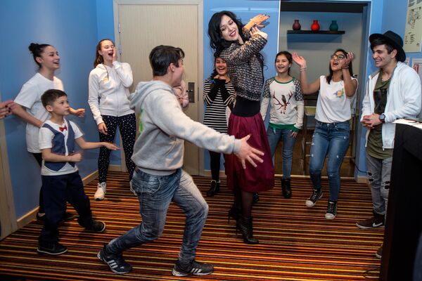 Լյուբով Անդրեյևի պարապմունքը «Ты супер! Танцы»–ի մասնակիցների  հետ - Sputnik Արմենիա